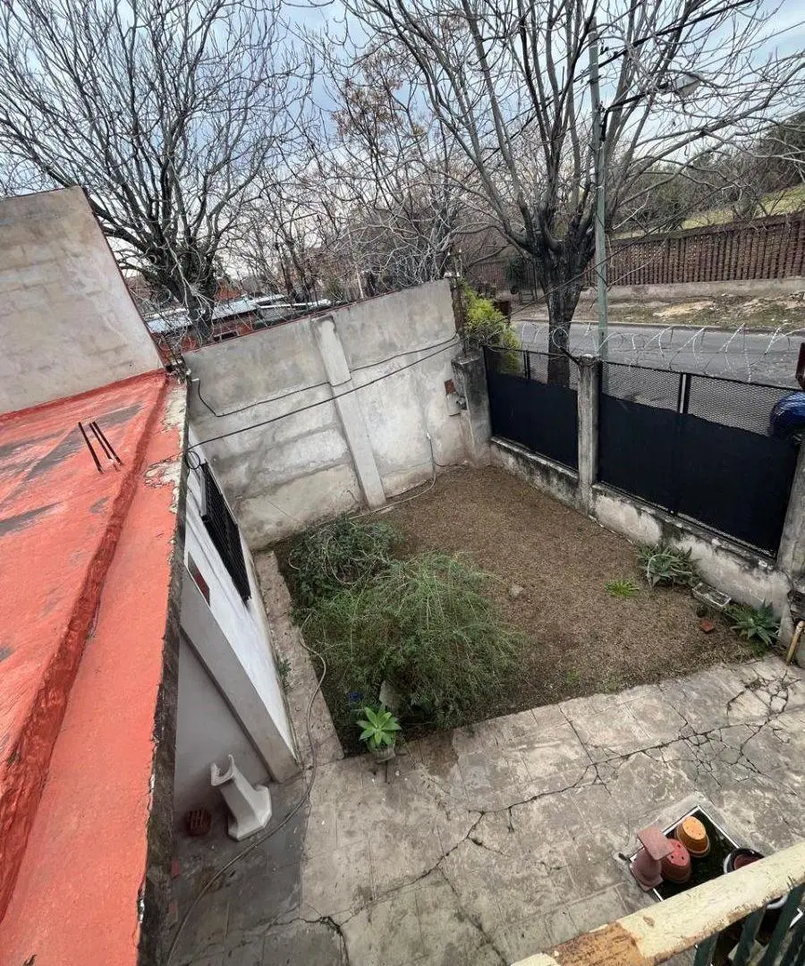 Vende casa 3 ambientes sobre lote de 200 m². San Justo 4