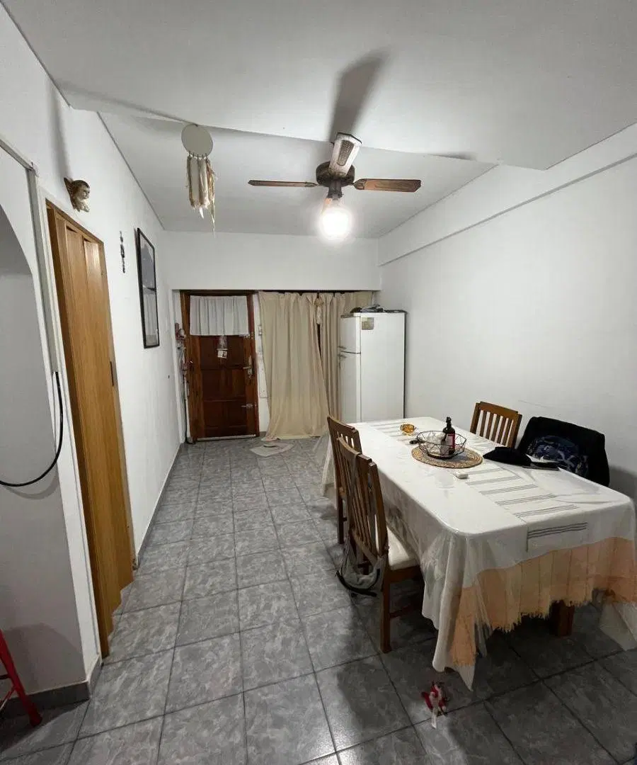 Vende excelente departamento de 3 ambientes en planta baja al frente, con entrada independiente. 3
