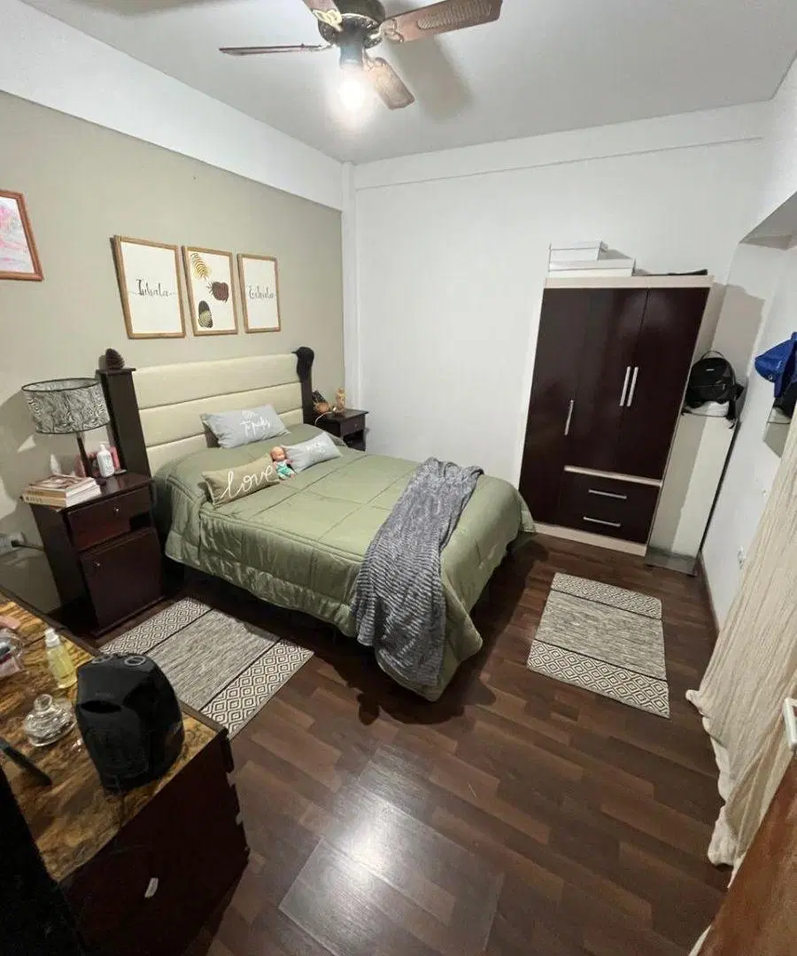 Vende excelente departamento de 3 ambientes en planta baja al frente, con entrada independiente. 5