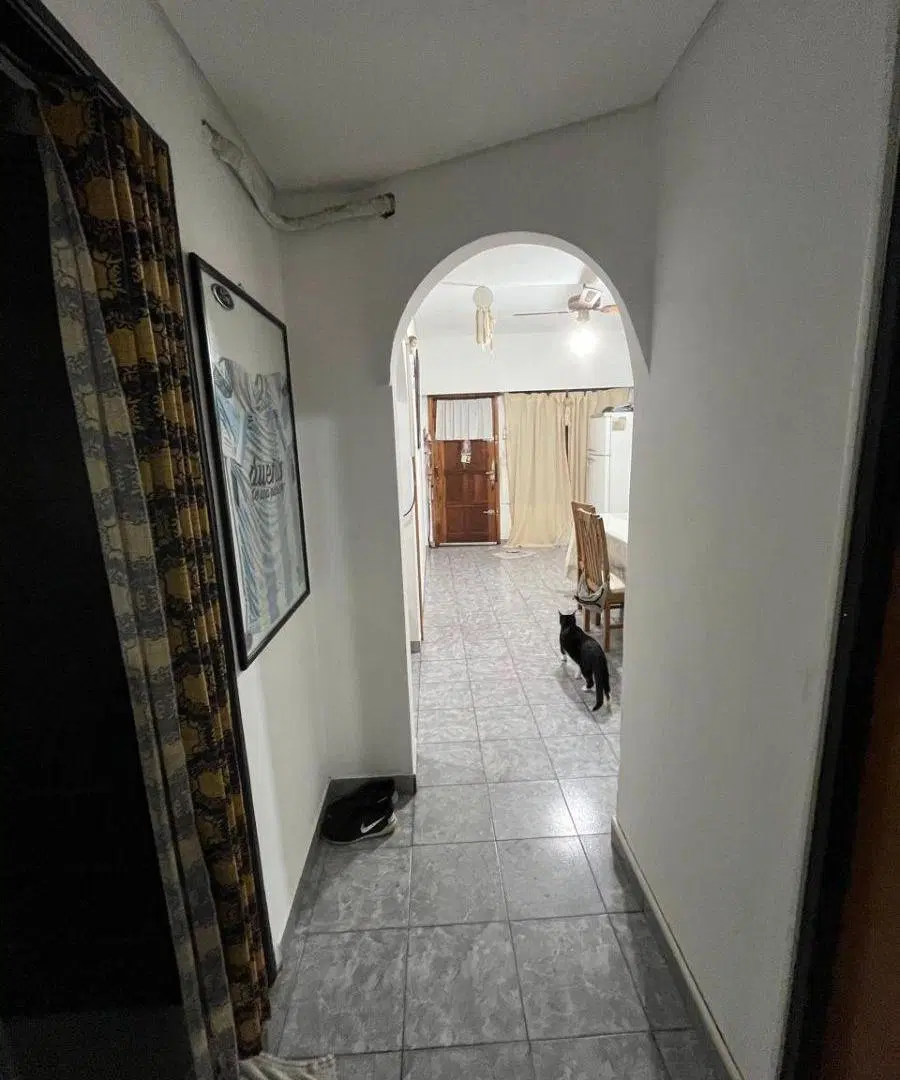 Vende excelente departamento de 3 ambientes en planta baja al frente, con entrada independiente. 2