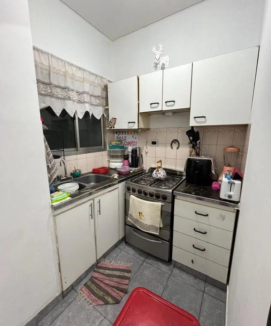 Vende excelente departamento de 3 ambientes en planta baja al frente, con entrada independiente. 1