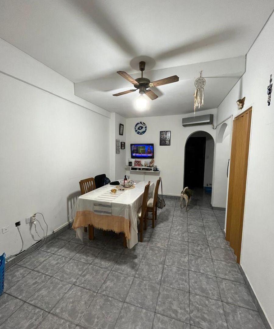 Vende excelente departamento de 3 ambientes en planta baja al frente, con entrada independiente.