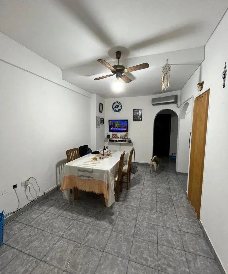 Vende excelente departamento de 3 ambientes en planta baja al frente, con entrada independiente. 4