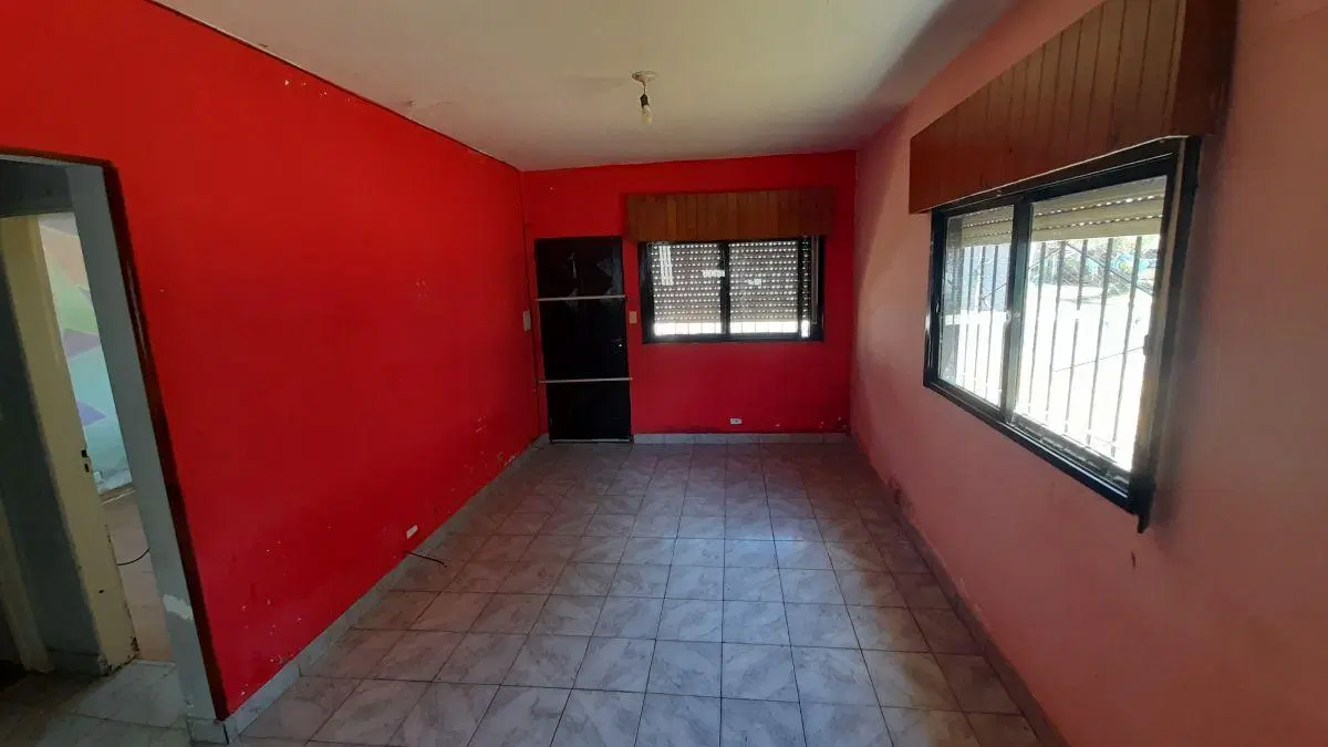 CASA 3 AMBIENTES. AMPLIO TERRENO PARQUIZADO 3