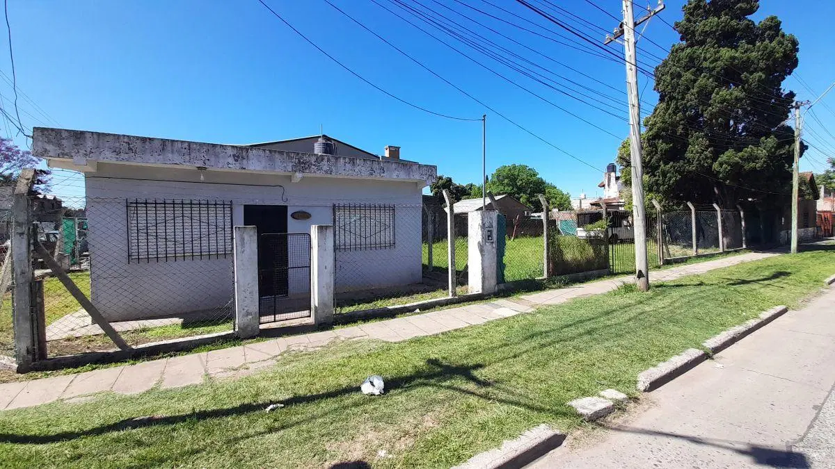 CASA 3 AMBIENTES. AMPLIO TERRENO PARQUIZADO 1