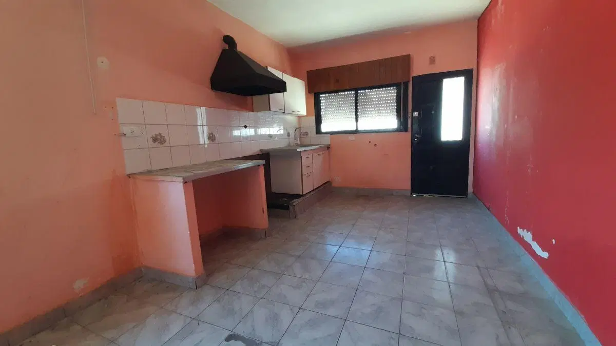 CASA 3 AMBIENTES. AMPLIO TERRENO PARQUIZADO 3