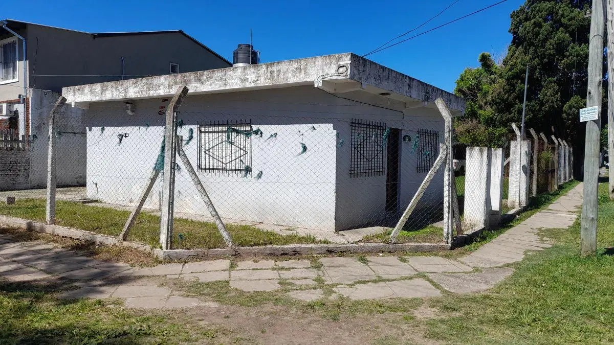 CASA 3 AMBIENTES. AMPLIO TERRENO PARQUIZADO 2