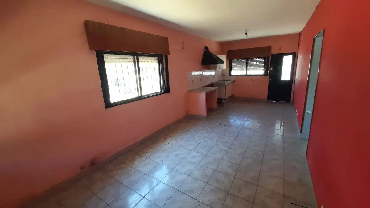 CASA 3 AMBIENTES. AMPLIO TERRENO PARQUIZADO 4