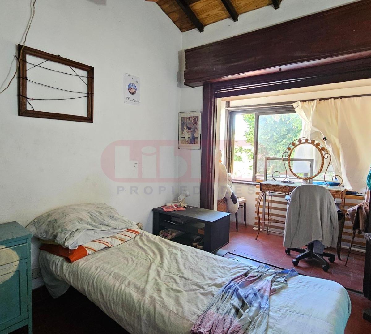 Venta Casa en 2 Plantas con Jardín y Cochera Martinez 3
