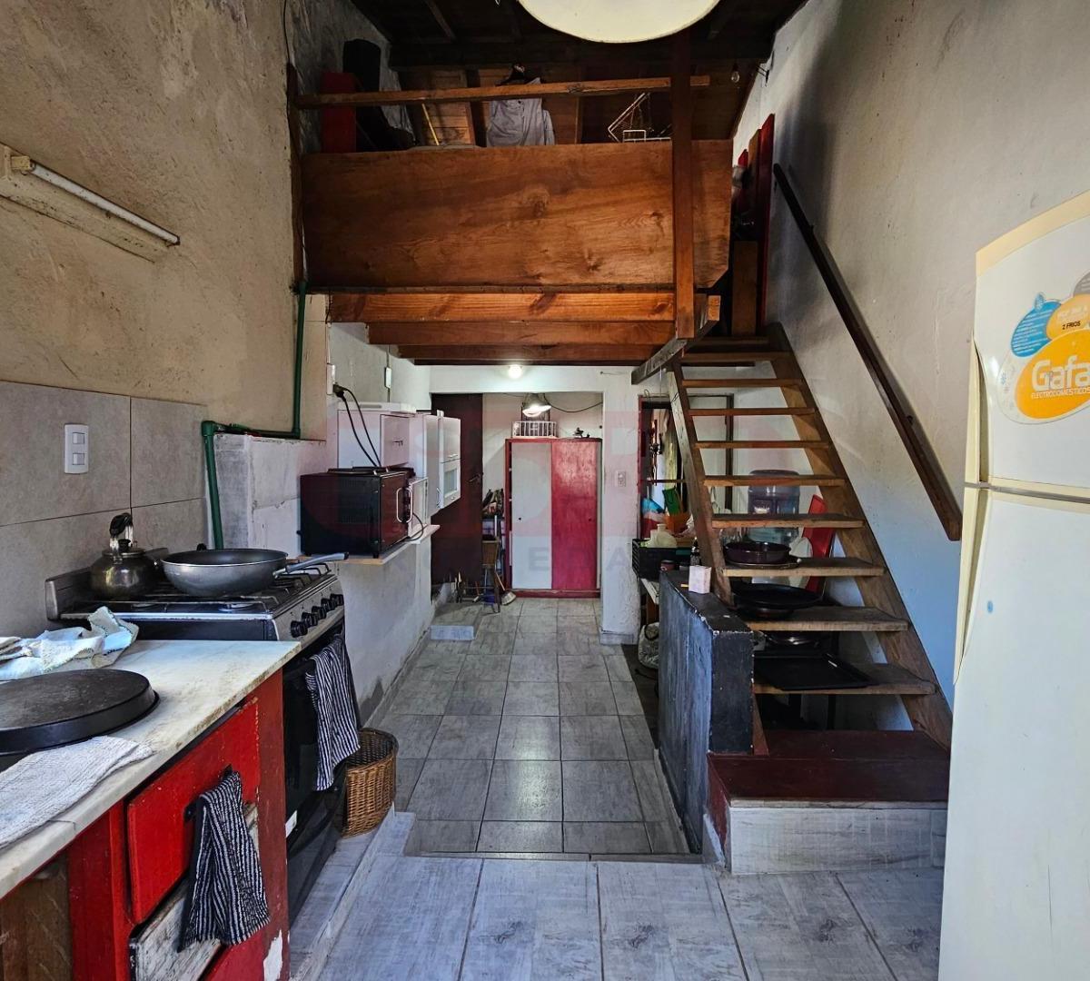 Venta Casa en 2 Plantas con Jardín y Cochera Martinez 4