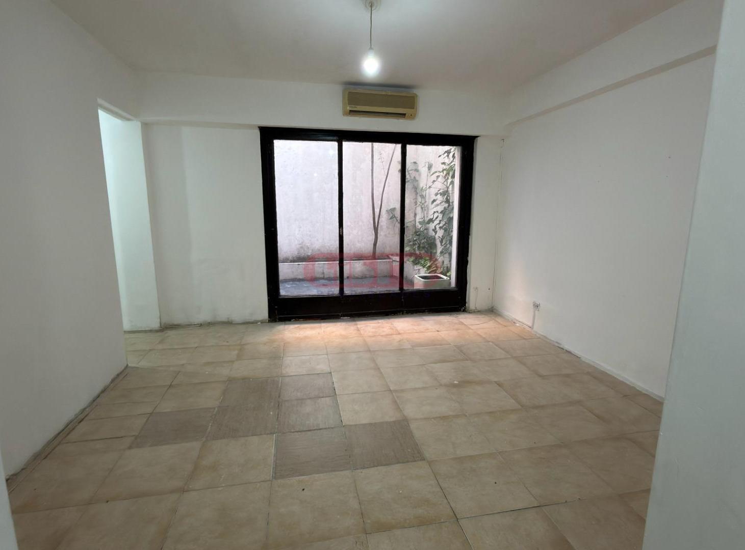 Foto de Departamento 3 ambientes con patio a reciclar Balvanera, imagen 2