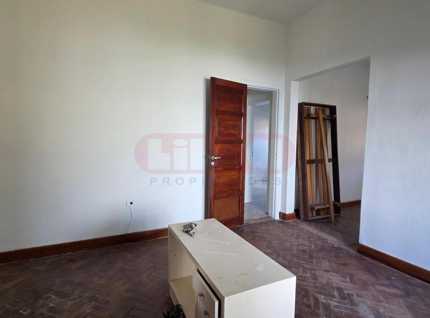 Foto de Casa con 3 Dormitorios, con Jardín y Cochera para 2 autos, imagen 3