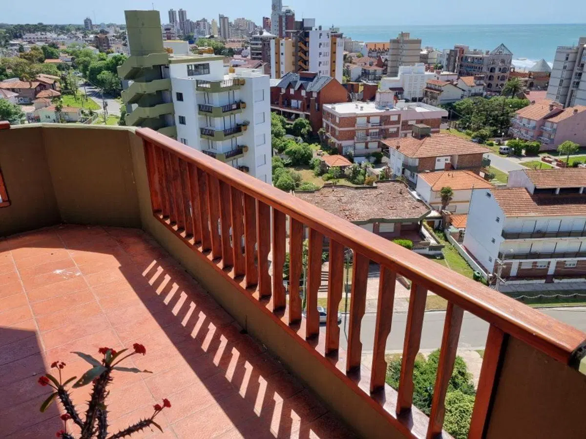 Amplio Depàrtamento todos los servicios vista al mar cochera 5