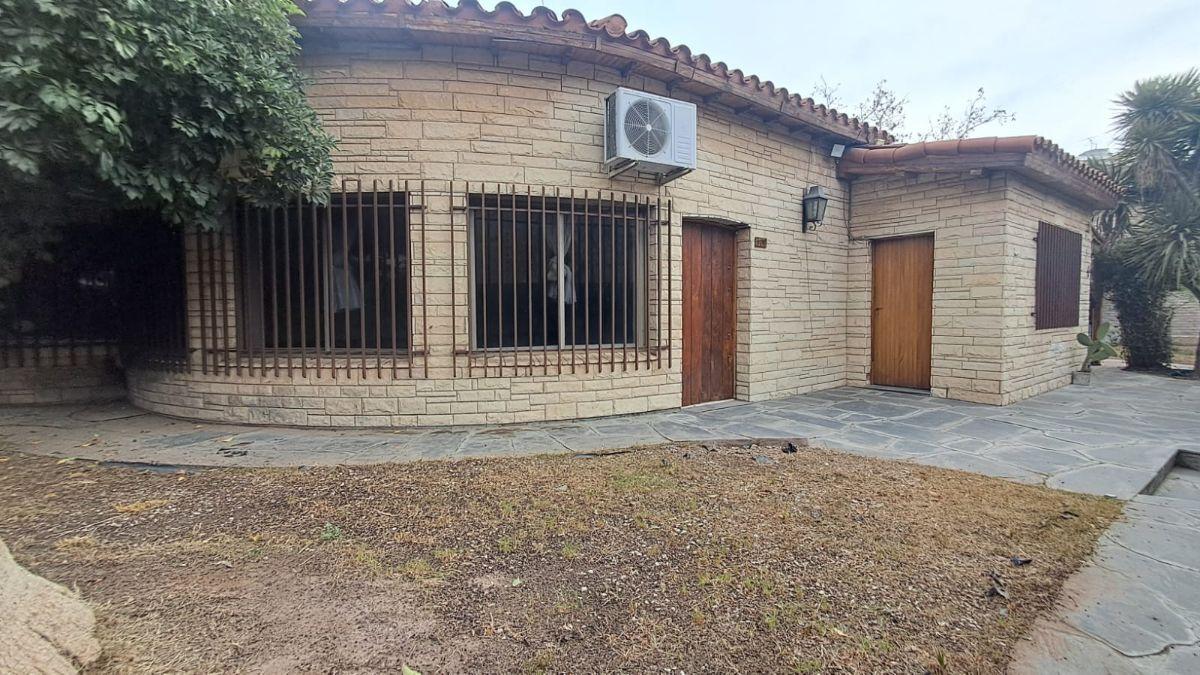 VENDO CASA TIPO CHALET EN CALLE PUEYRREDÓN DE GODOY CRUZ