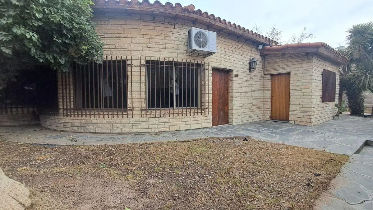 VENDO CASA TIPO CHALET EN CALLE PUEYRREDÓN DE GODOY CRUZ 2