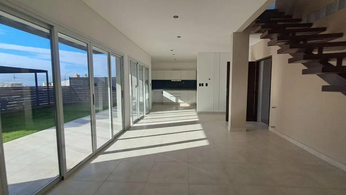 CASA EN VENTA A ESTRENAR- BARRIO LA BASTILLA- LAS HERAS 1