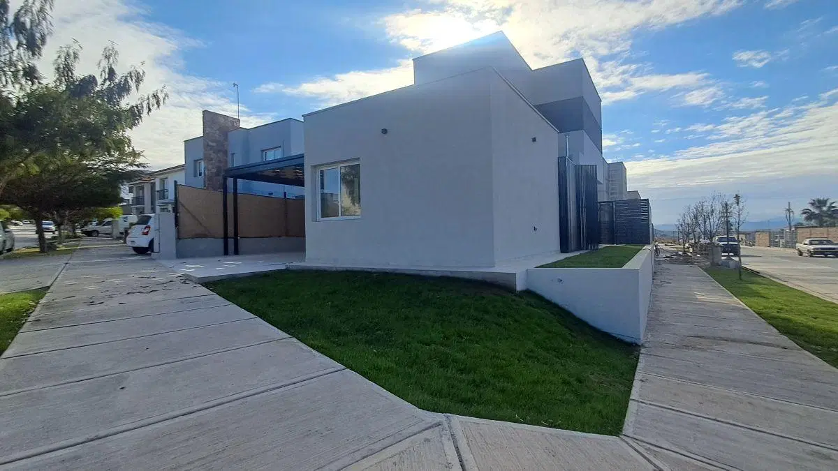 CASA EN VENTA A ESTRENAR- BARRIO LA BASTILLA- LAS HERAS 2