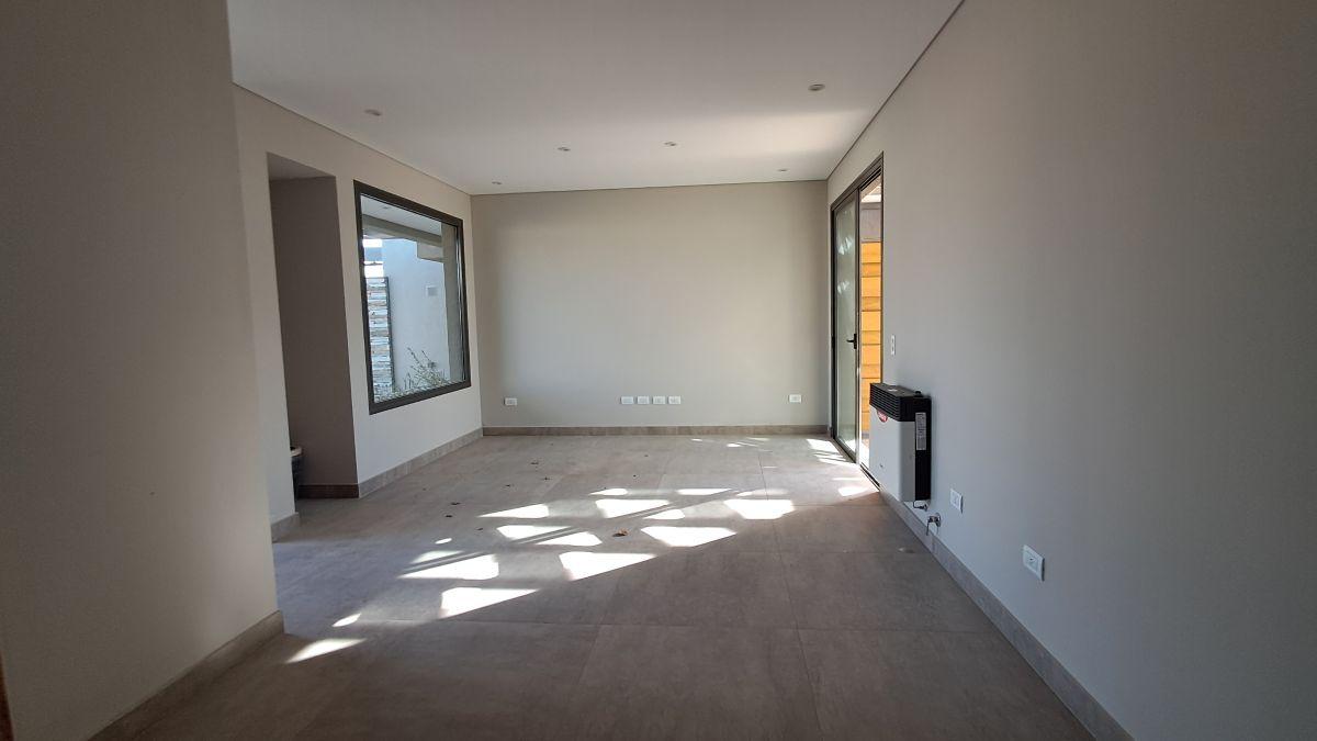 Foto de CASA A ESTRENAR EN BARRIO PRIVADO LAS ACACIAS – GODOY CRUZ- APTA, imagen 2
