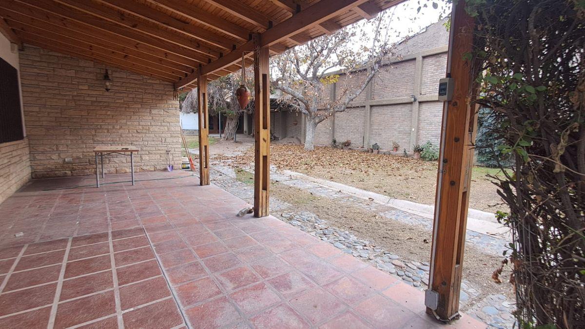 Foto de CASA EN VENTA TIPO CHALET EN GODOY CRUZ, CON GRAN TERRENO Y EXCELENTE, imagen 3