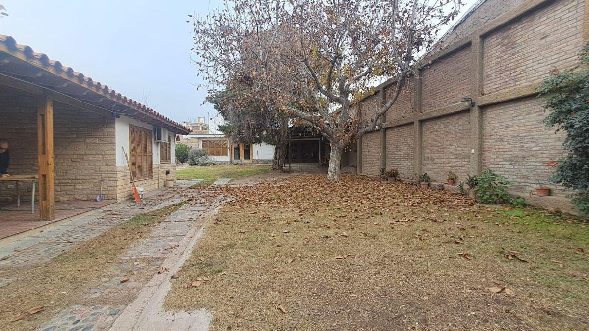 Foto de CASA EN VENTA TIPO CHALET EN GODOY CRUZ, CON GRAN TERRENO Y EXCELENTE, imagen 5