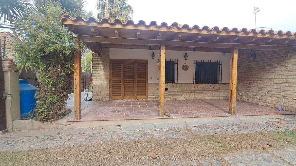 Foto de CASA EN VENTA TIPO CHALET EN GODOY CRUZ, CON GRAN TERRENO Y EXCELENTE, imagen 4
