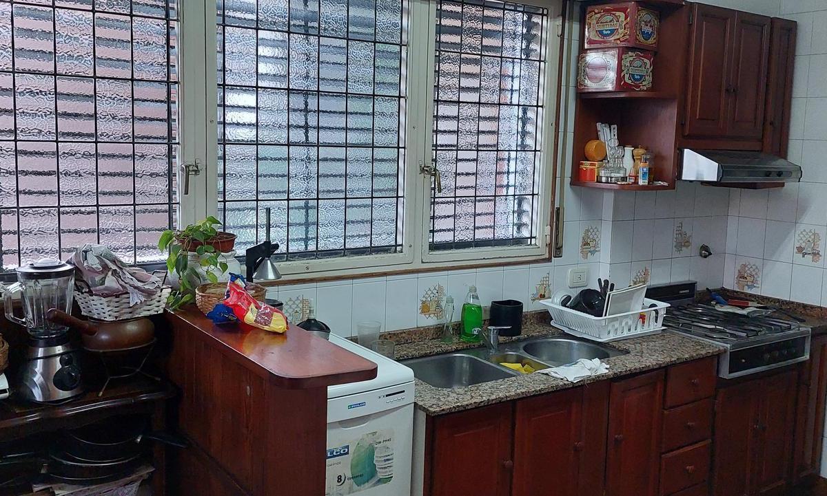 Casa en Banfield con Jardín, Quincho y Pileta 4