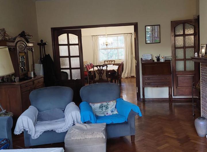 Casa en Banfield con jardín,  quincho y pileta 5