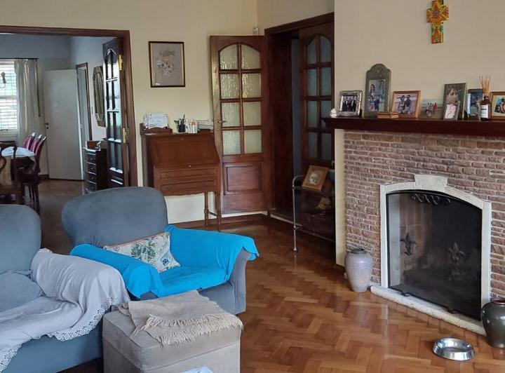 Casa en Banfield con jardín,  quincho y pileta 2
