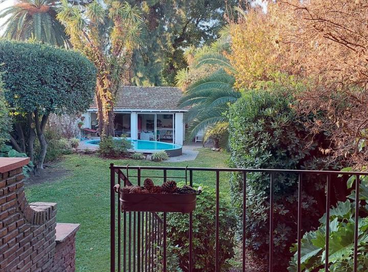 Casa en Banfield con jardín,  quincho y pileta 4