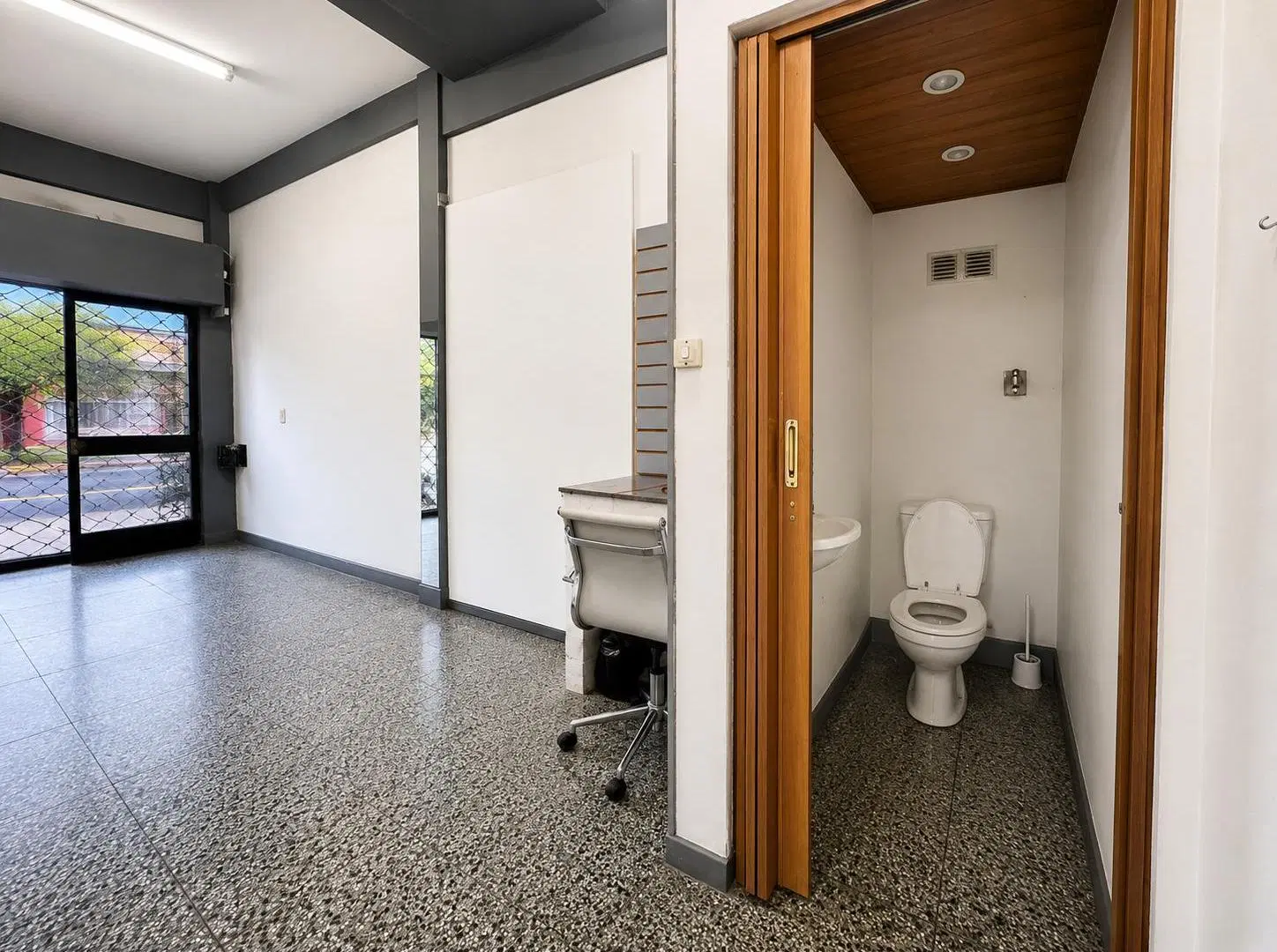 Local comercial en alquiler sobre calle principal de José Mármol | Excelente ubicación 2