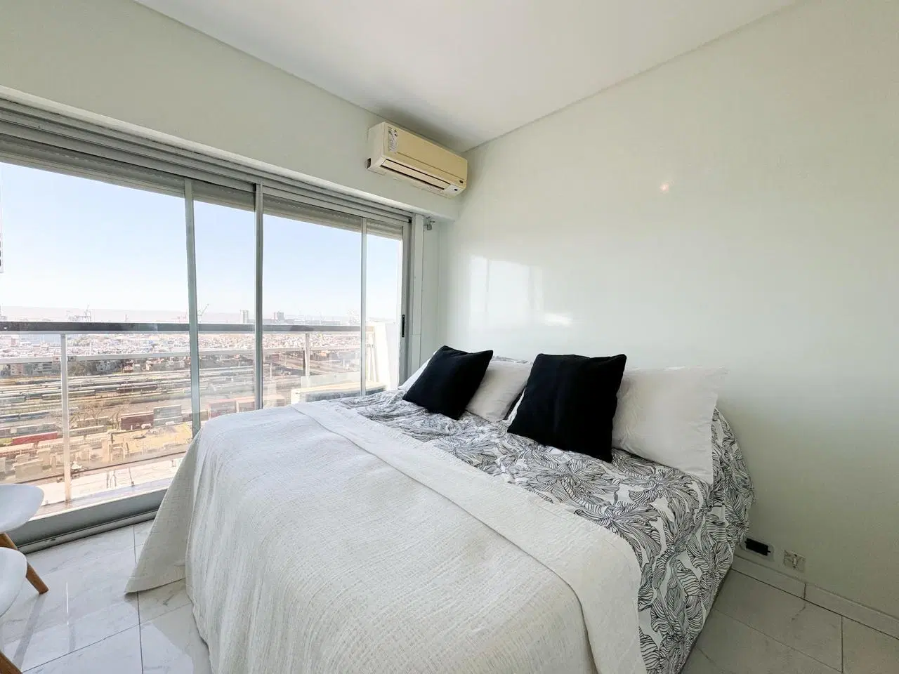 VENTA DEPARTAMENTO 3 AMBIENTES, LUMINOSO, VISTA AL RIO, COCHERA Y SEGURIDAD 24 HORAS 3