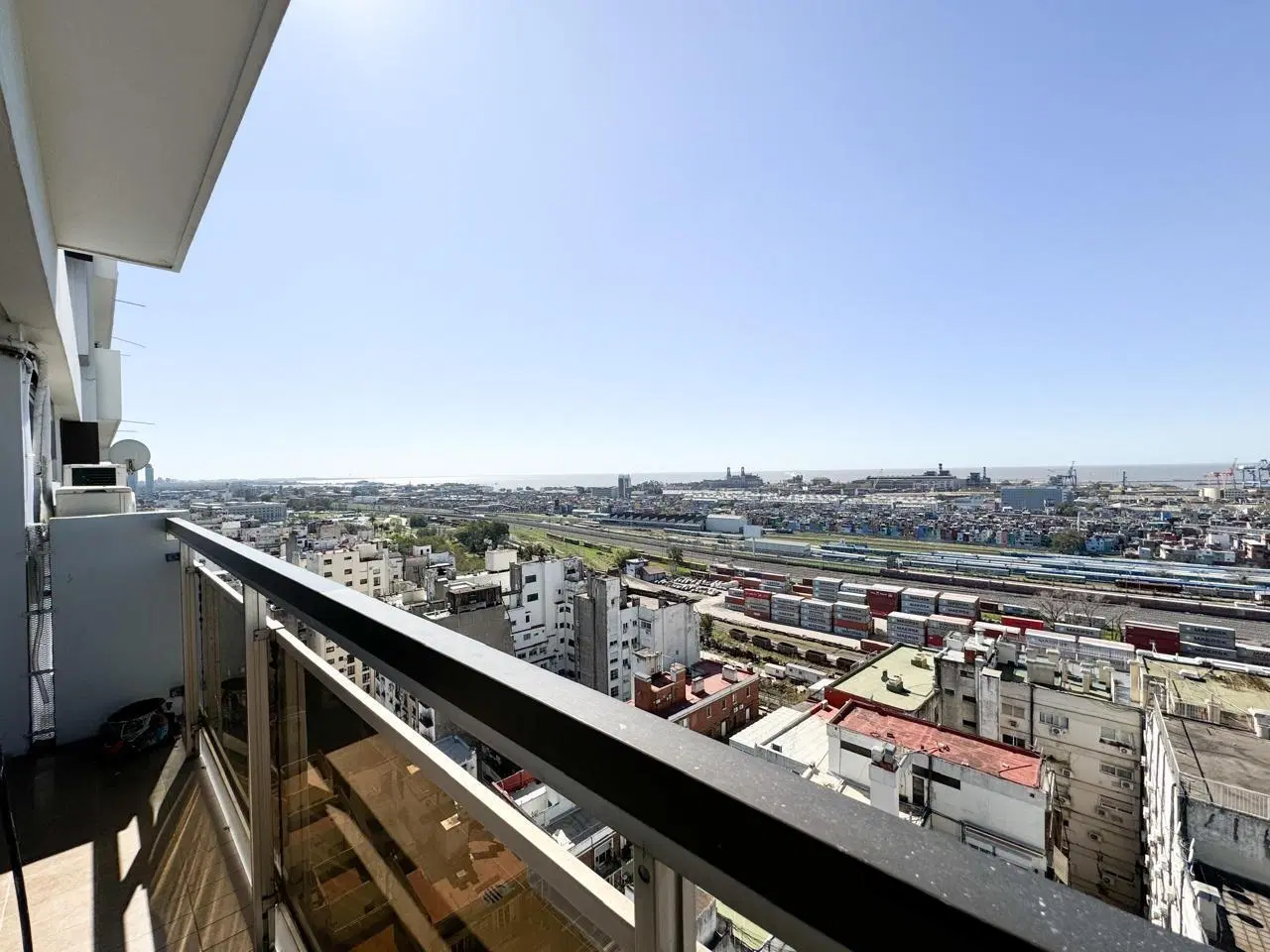 VENTA DEPARTAMENTO 3 AMBIENTES, LUMINOSO, VISTA AL RIO, COCHERA Y SEGURIDAD 24 HORAS 2