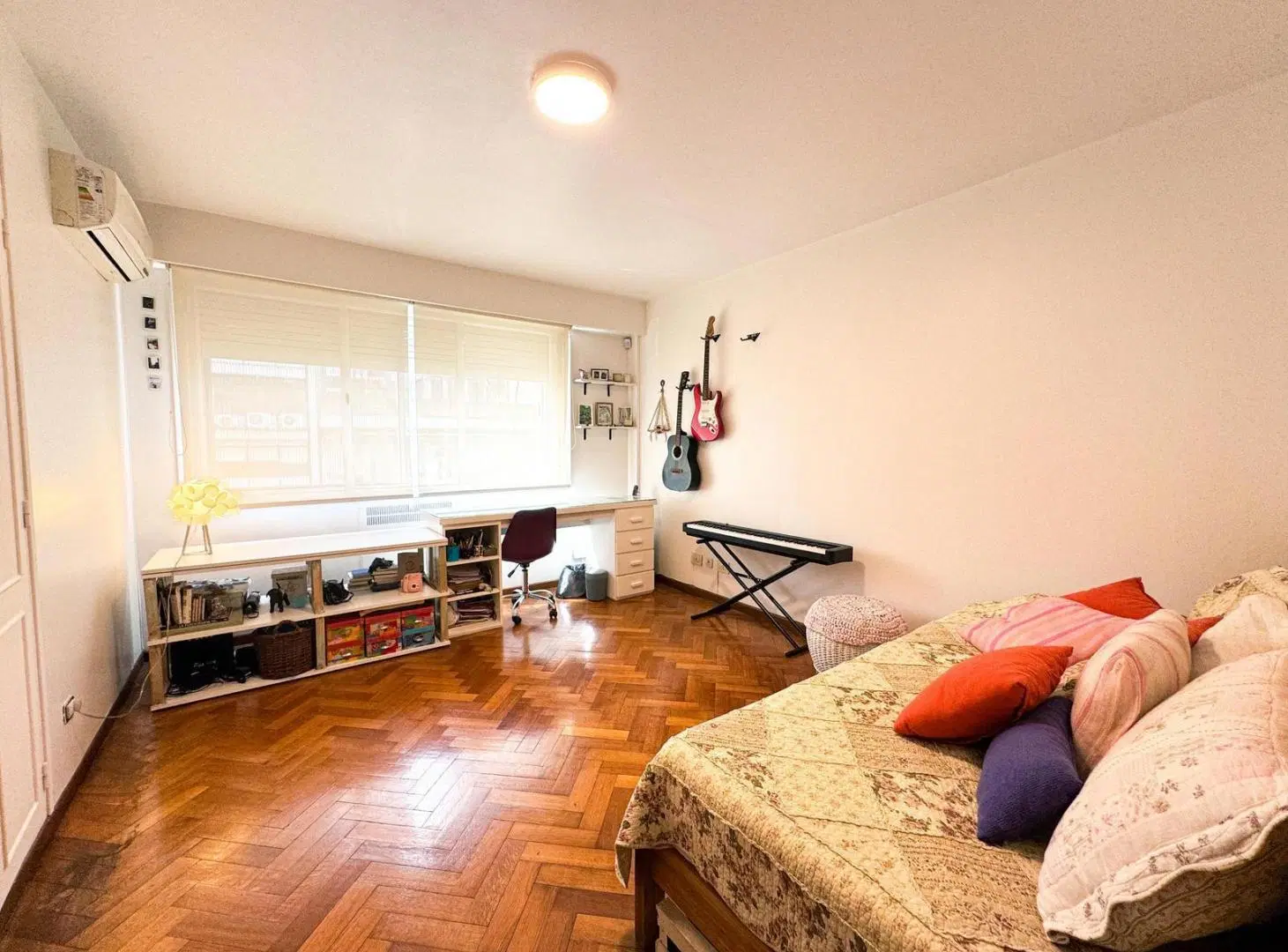 Exclusivo departamento frente al Cervantes. 4 dormitorios! Cochera, dependencia, y baulera. 2
