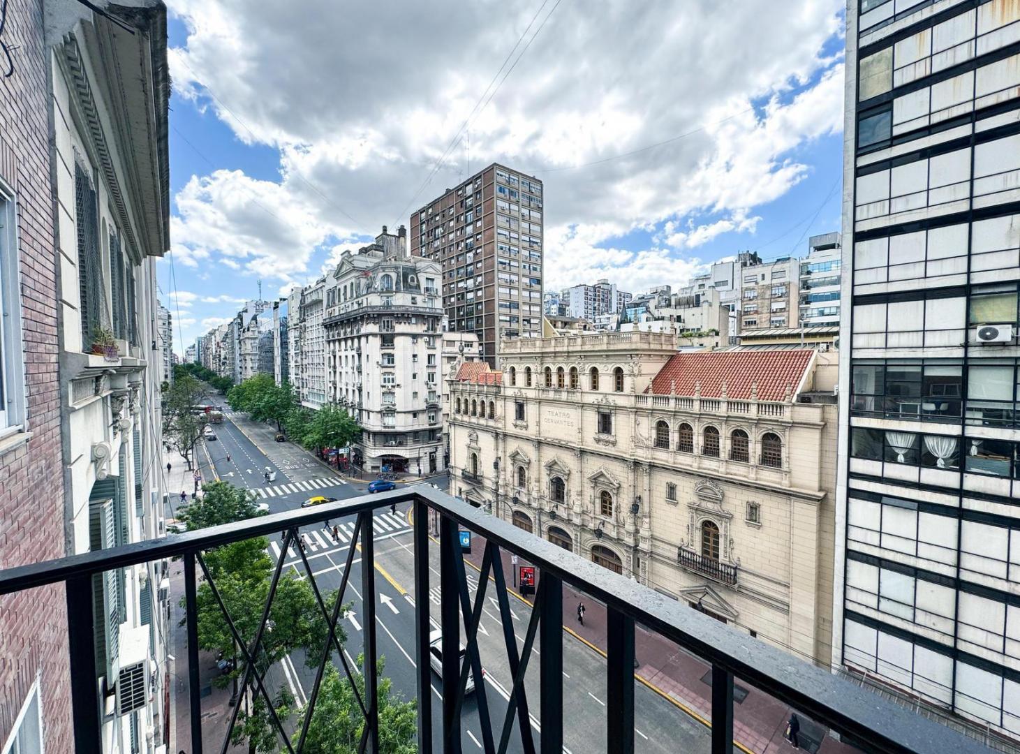Exclusivo departamento frente al Cervantes. 4 dormitorios! Cochera, dependencia, y baulera.
