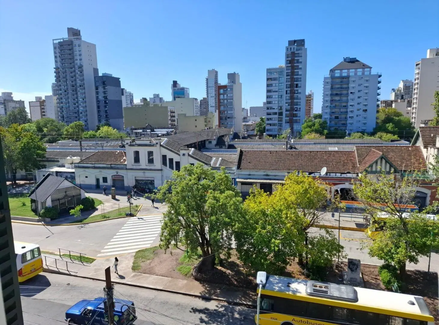 Semipiso frente a la estación de Banfield 3