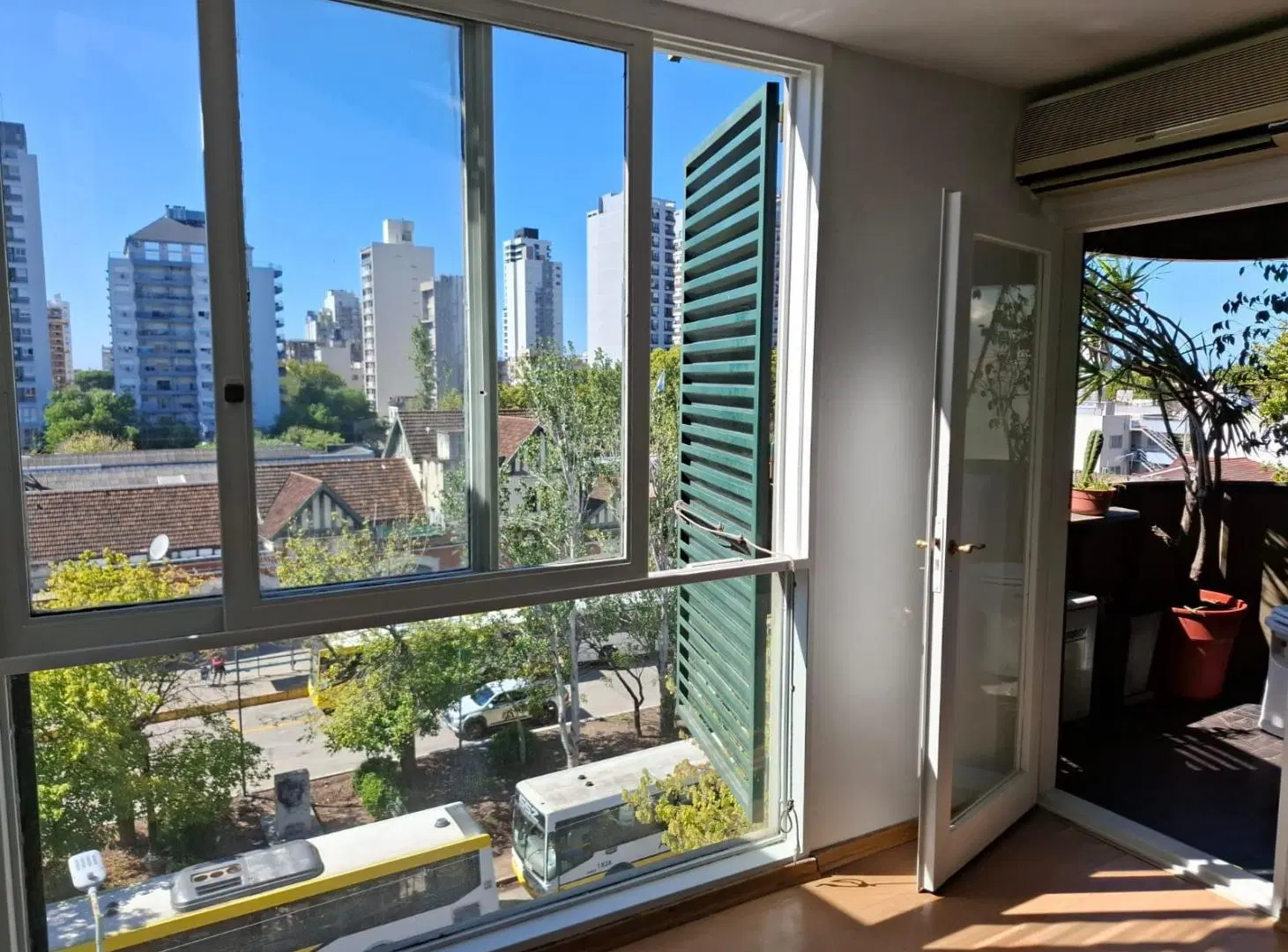 Semipiso frente a la estación de Banfield 4