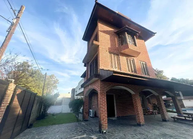 Hermosa casa sobre lote de 990mts2 en City Bell. 3