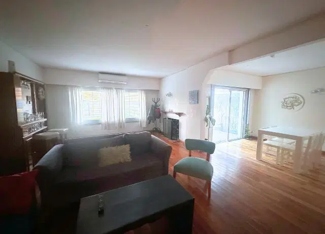Excelente Casa en Adrogué: 3 Dormitorios, Pileta y Espacios Amplios. 5