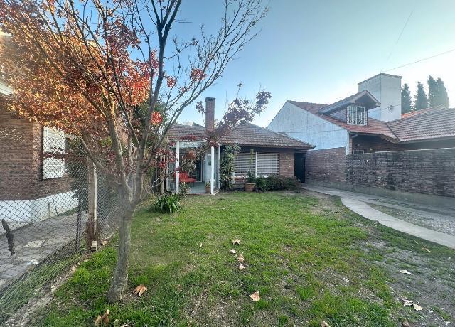 Excelente Casa en Adrogué: 3 Dormitorios, Pileta y Espacios Amplios.