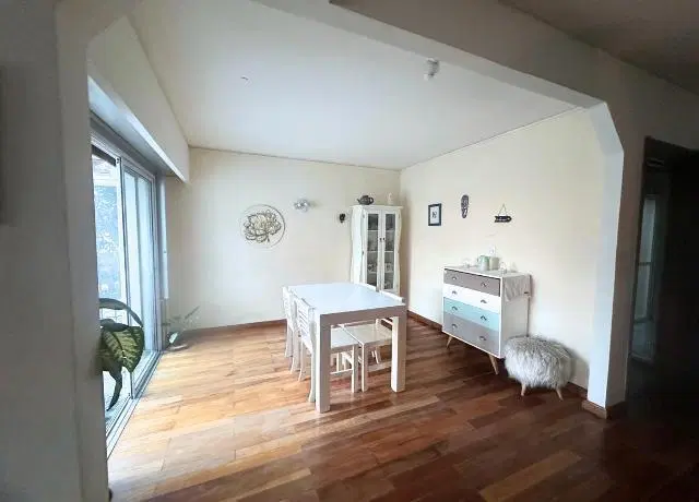 Excelente Casa en Adrogué: 3 Dormitorios, Pileta y Espacios Amplios. 4