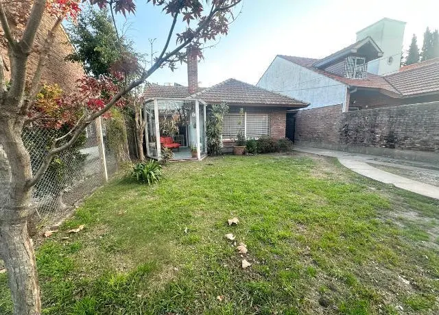 Excelente Casa en Adrogué: 3 Dormitorios, Pileta y Espacios Amplios. 3