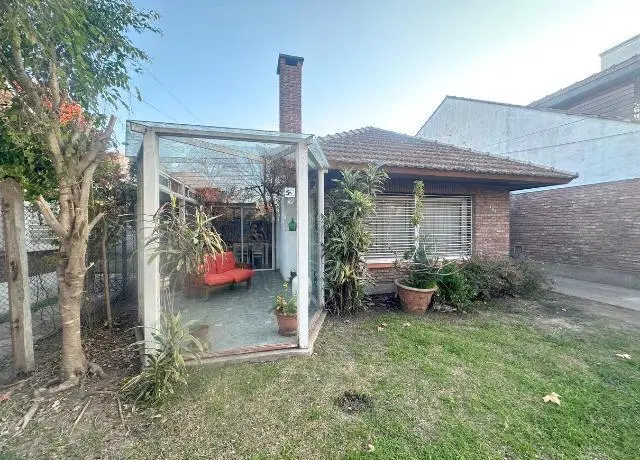 Excelente Casa en Adrogué: 3 Dormitorios, Pileta y Espacios Amplios. 2