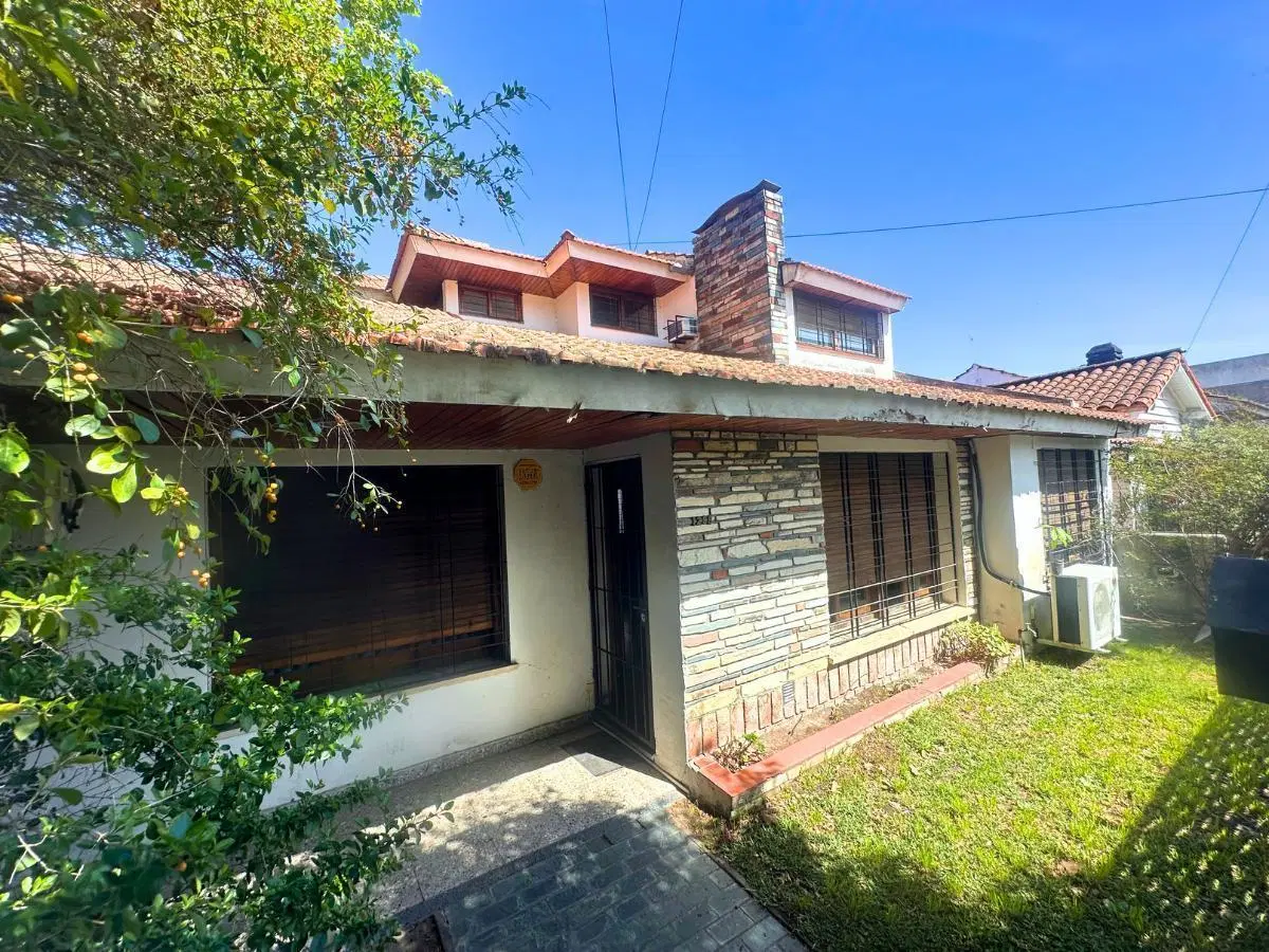 Oportunidad en Adrogué: amplia casa de 2 plantas en Castelli y Ramírez 3