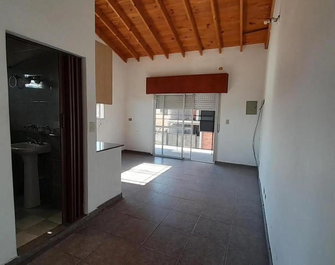 EN ALQUILER PH 2 AMBIENTES EN CASANOVA 5