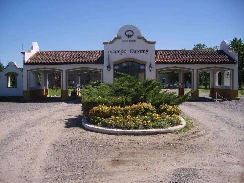 Lote ubicado en Barrio Privado Campo Daromy .