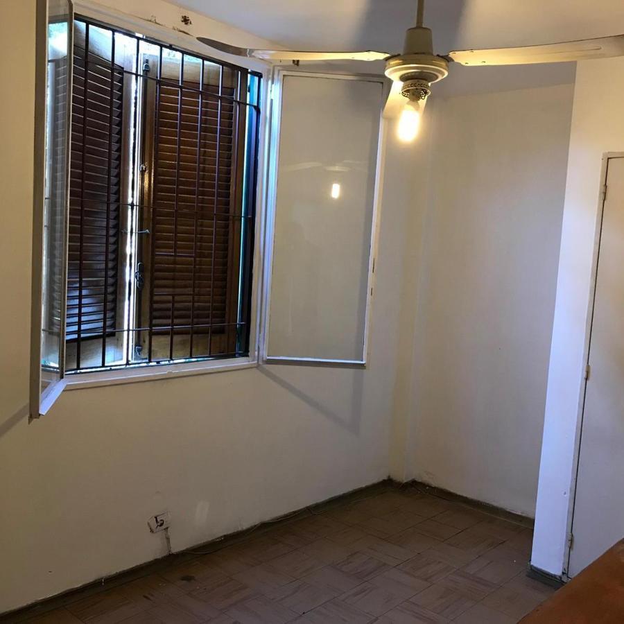 Departamento Planta Baja Ubicado en Barrio Luz y Fuerza. 2