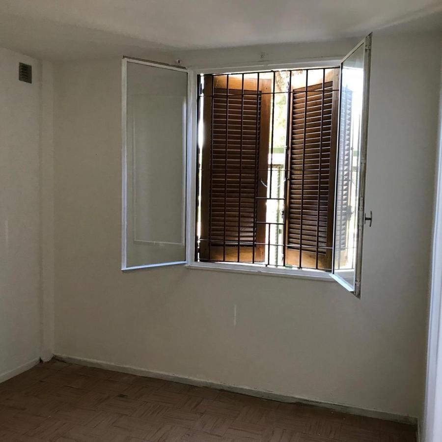Departamento Planta Baja Ubicado en Barrio Luz y Fuerza. 3