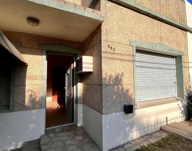 Casa de 3 o 4 AMBIENTES ubicada a 350 metros de la Avenida Hipólito Yrigoyen
