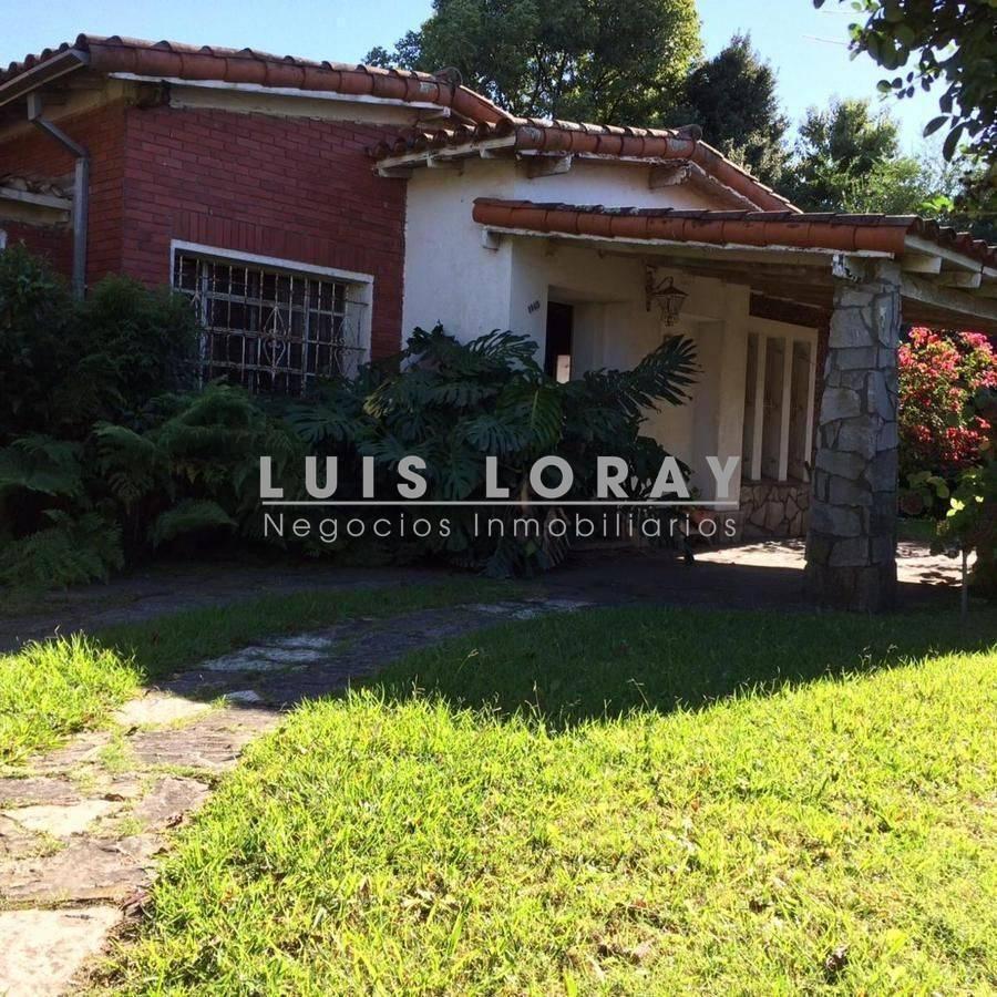 Chalet ubicado en barrio residencial a 50 metros de Av. Espora Y A 600 metros de