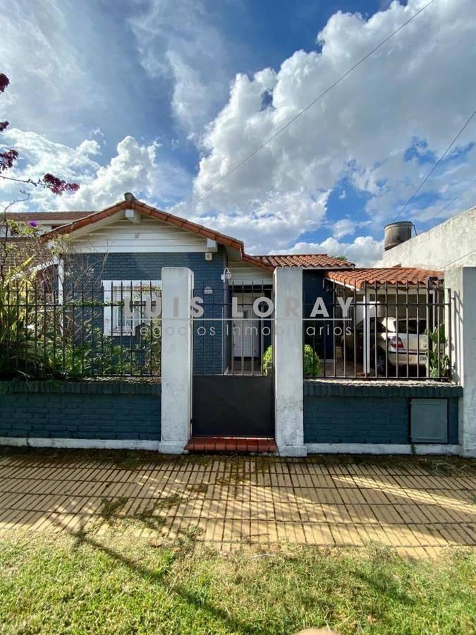 Chalet de 4 ambientes ubicado en barrio residencial, a 350 metros de la Avenida